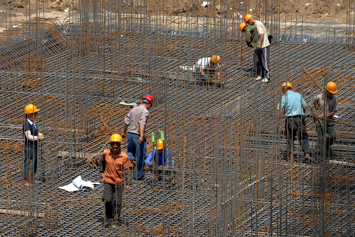 在建筑劳务分包里,要说哪个施工班组挣钱最多,还真有几个挺能赚的. 钢